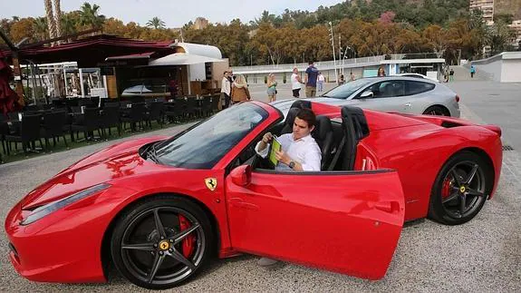 Uno de los ferraris expuestos ayer en Muelle Uno.