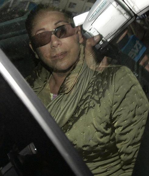 Isabel Pantoja tras abandonar la comisaría de Marbella en mayo de 2007. 