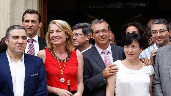 Imagen de archivo tras la consumación de la moción de censura presentada por PP y UCB, un pacto ya roto.