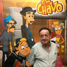 'Chespirito' posa frente a un cartel de "El chavo. La serie animada' .