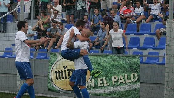 Jugadores de El Palo celebran un gol ante la grada.