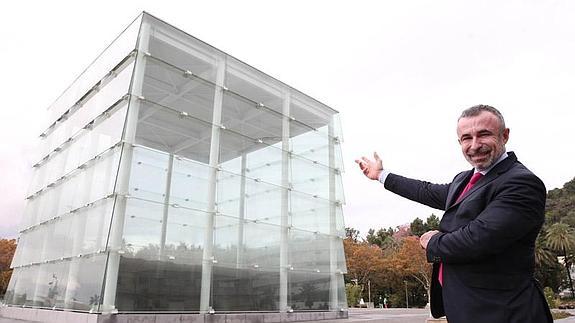 Alain Seban posó ayer para SUR junto al Cubo del Puerto, sede de la primera filial del Pompidou fuera de Francia. 