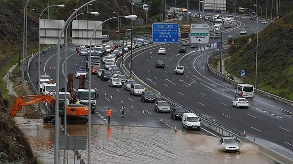 Una gran balsa de agua en la ronda este provocó retenciones de unos dos kilómetros durante tres horas. 