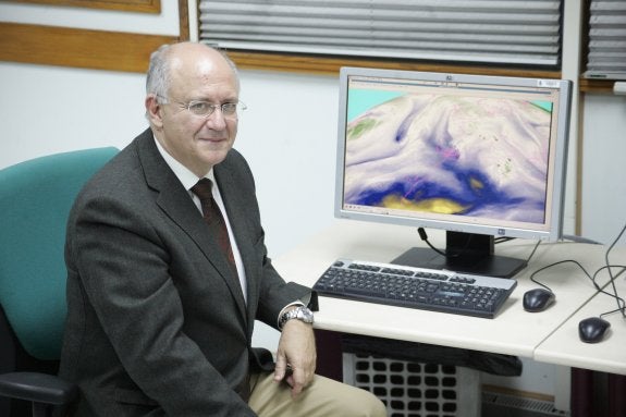 José María Sánchez-Laulhé, esta semana en el Centro Meteorológico de Málaga, frente a una de las pantallas que sirven para hacer las predicciones.