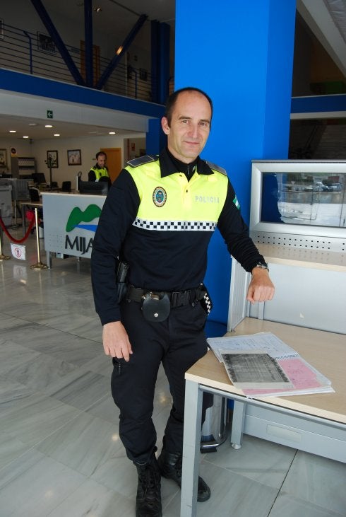 Un policía local con muchos números