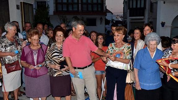 La actriz, junto al alcalde de Estepona, en un acto reciente en el municipio.