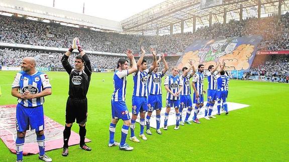 Jugadores del Deportivo y, a la derecha, la zona de los Riazor Blues.