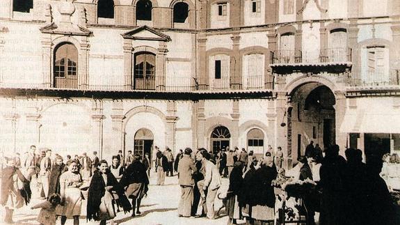 Mercado en la plaza Ochavada.