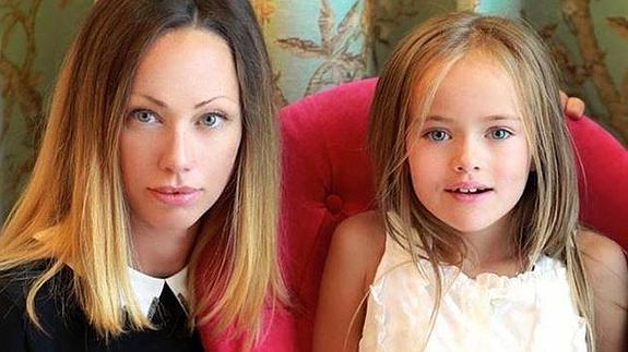 Kristina Pímenova , junto a su madre. 