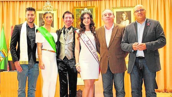 El alcalde de Vélez-Málaga, Francisco Delgado, impuso ayer la corona a la joven. 