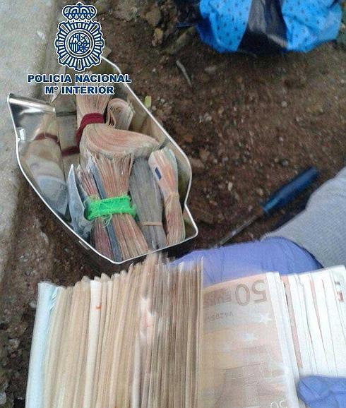 Dinero encontrado en el huerto de uno de los detenidos. 