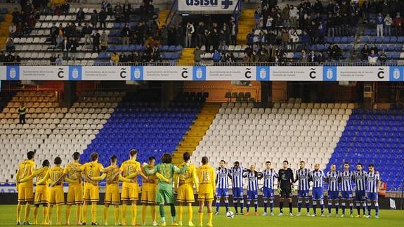 Extraño minuto de silencio y ambiente enrarecido en Riazor sin los Blues