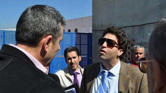 El diputado provincial y alcalde de Benamocarra, a las puertas del instituto en marzo de 2012.