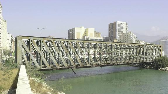 El puente metálico, de 74,5 metros de longitud, data de principios del siglo pasado.