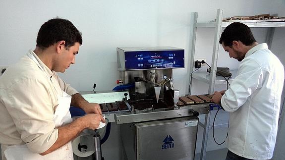 Sebastián Guerrero y Damián Ramos en plena elaboración de turrón de mango