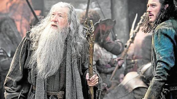 Ian McKellen y Luke Evans, en un fotograma de la nueva y última entrega de la saga ‘El Hobbit’.