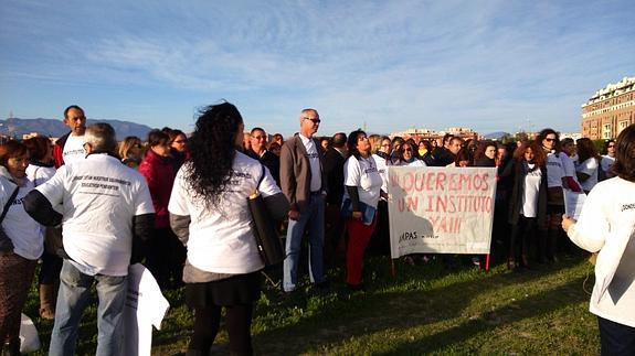 Padres de estudiantes concentrados este martes. 