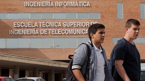 Alumnos ante la escuela de Informática, que comparte edificio con Telecomunicación. 