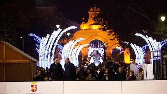 Bendodo y Barón observan la puesta en funcionamiento de la pista de hielo