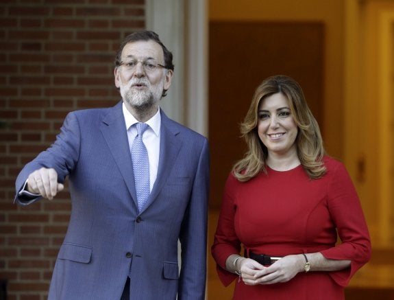 Mariano Rajoy salió a recibir a la presidenta andaluza a las puertas de La Moncloa :: efe