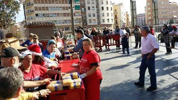 Los voluntarios preparan los menús y alimentos que repartirán hoy.