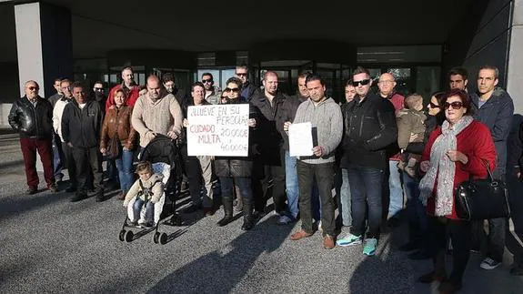 Foto de grupo de los afectados, ayer a las puertas de la Gerencia de Urbanismo antes de la reunión. :: salvador salas