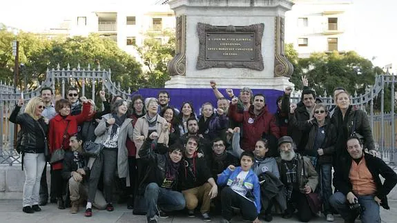 Foto de familia de Podemos hoy en la céntrica plaza de la Merced. 