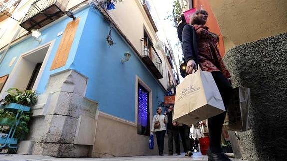 La vía era conocida antiguamente como la calle Larios chica.