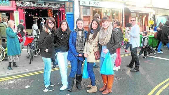 Ariadna Domingo, segunda por la derecha, con unas amigas durante su estancia en Londres. 