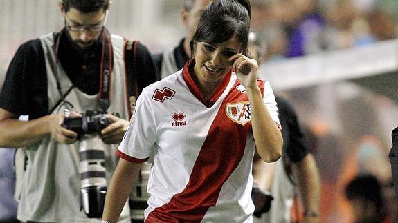 Cristina Pedroche, emocionada tras hacer el saque de honor en un partido del Rayo Vallecano, su equipo del alma.