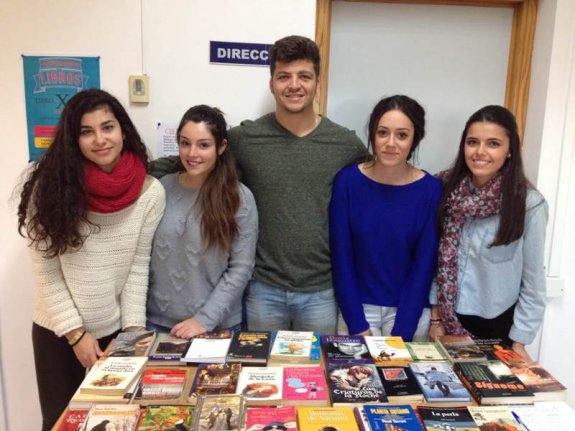 El grupo de estudiantes de Publicidad que ha lanzado la campaña 'Libros x Libros'. :: irene quirante