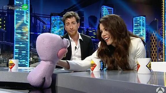 Juana Acosta saluda a una de las hormigas.