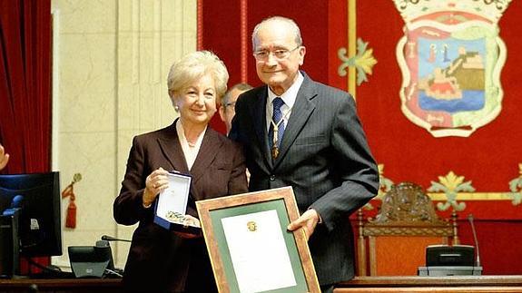 María Ruiz, viuda de Aparicio recogiendo la medalla