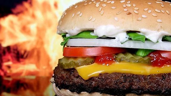 Seis alimentos de nuestra vida diaria que engordan más que una hamburguesa con queso