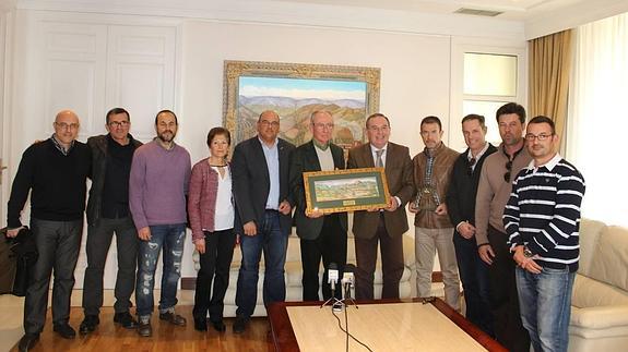 El Grupo del 17 de senderismo y el deportista local Germán Pastor, homenajeados por el Ayuntamiento de Vélez-Málaga