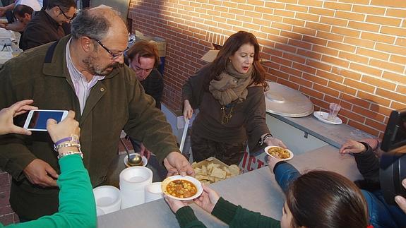 Reparto de callos a los asistentes a la fiesta. 