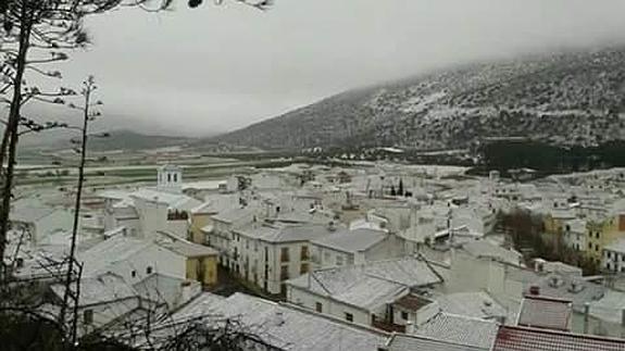 Alfarnate, bajo la nieve este domingo. 