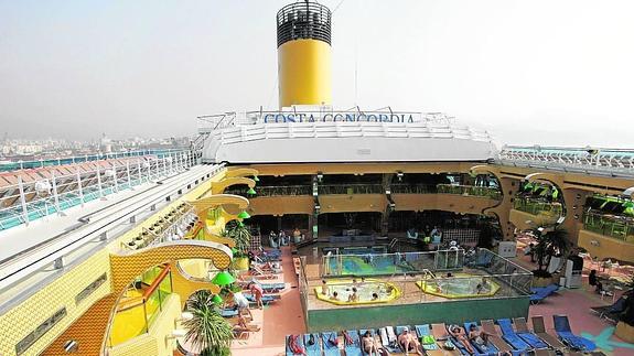 Vista de uno de los barcos de la flota de la naviera Costa Cruceros. 