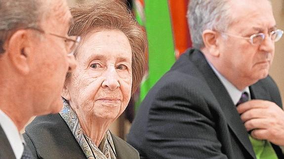 Margarita Salas, entre De la Torre y Felipe Romera, ayer en el PTA. 