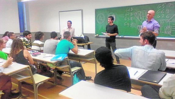 Los alumnos tienen una segunda oportunidad tras haber sido desestimada su petición de beca general. :: crónica