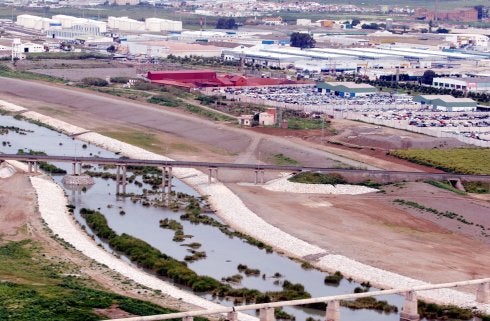 Obra de encauzamiento del río que ejecutó la antigua CHS. 