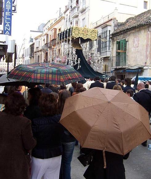 La mayor preocupación de las cofradías es que la lluvia los sorprenda en plena calle. 