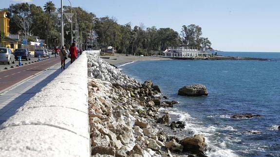 Costas gastará cuatro millones en ampliar la playa de los Baños del Carmen y el paseo marítimo
