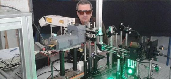 Javier Laserna, en uno de los laboratorios de la Facultad de Ciencias. :: donoso