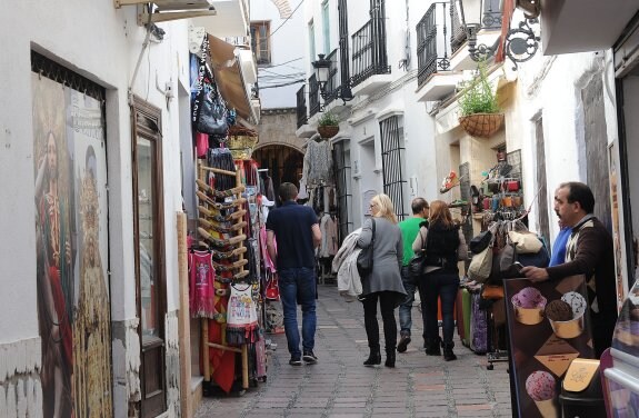 Turistas pasean por el casco antiguo de Marbella. :: josele-lanza