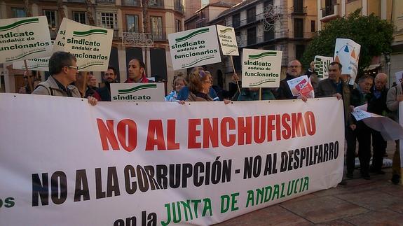 Los funcionarios, en la plaza de la Constitución esta tarde. 