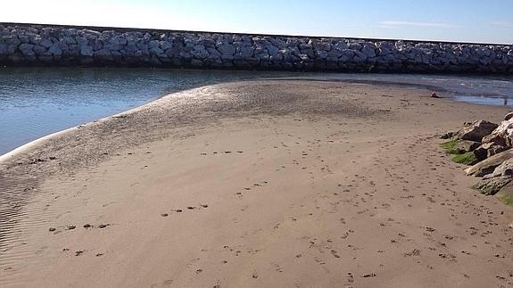 Lengua de arena que surge con la bajada de la marea.