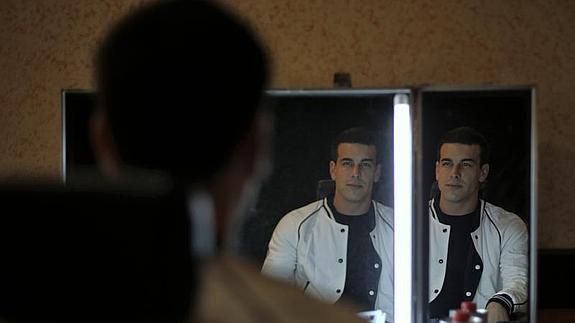 El actor Mario Casas, en el camerino del rodaje de 'Toro', antes de la entrevista. 
