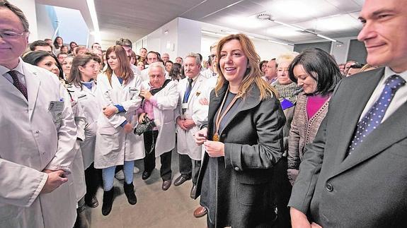 Susana Díaz con profesionales del Instituto Maimónides de Investigación Biomédica de Córdoba. 