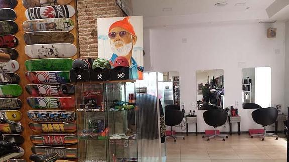 Skates, tatuajes y un corte de pelo en el mismo espacio